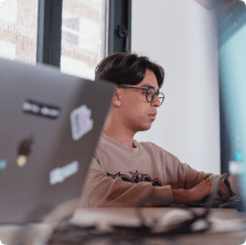 Une collaboratrice de Major Media à son poste